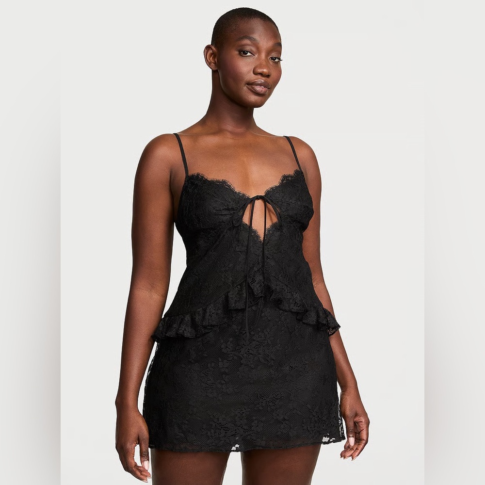 NWOT! Victoria’s Secret Dare to Dream Lace Flounce Mini Slip